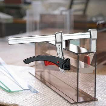 KliKlamp beim spannen von Acrylglas