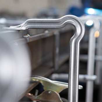 Preview: Bessey GM30ZK OMEGA-Bogen Ganzstahlzwinge im Einsatz